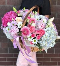 Цветочная композиция из Розы, Хризантемы, Пионы и Лизиантусы в корзине в Новохопёрский