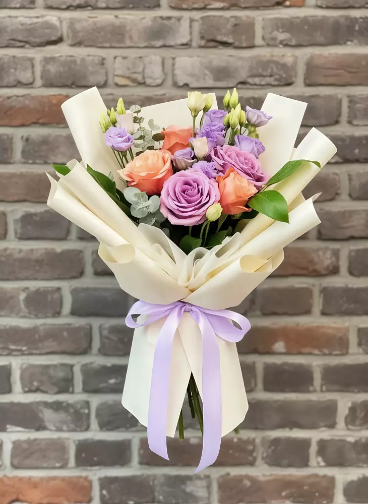 Букет цветов из: Лизиантусы и Розы в Новохопёрский