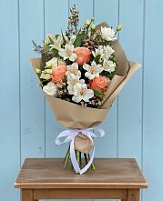 Букет цветов из:  Альстромерии, Лизиантусы, Розы и Хризантемы в Новохопёрский