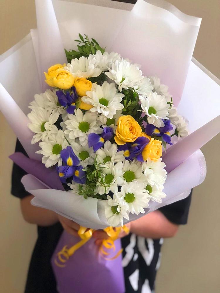 Букет цветов из: Ирисы, Хризантемы и Розы в Новохопёрский