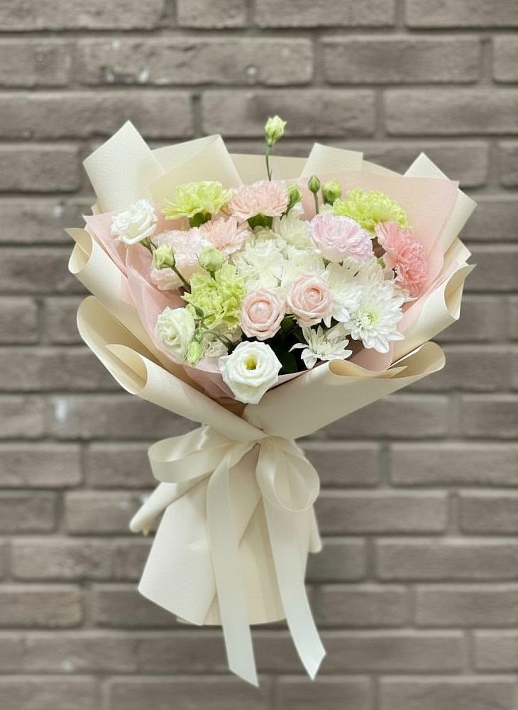 Букет цветов из: Гвоздики, Розы, Лизиантусы и Хризантемы в Новохопёрский