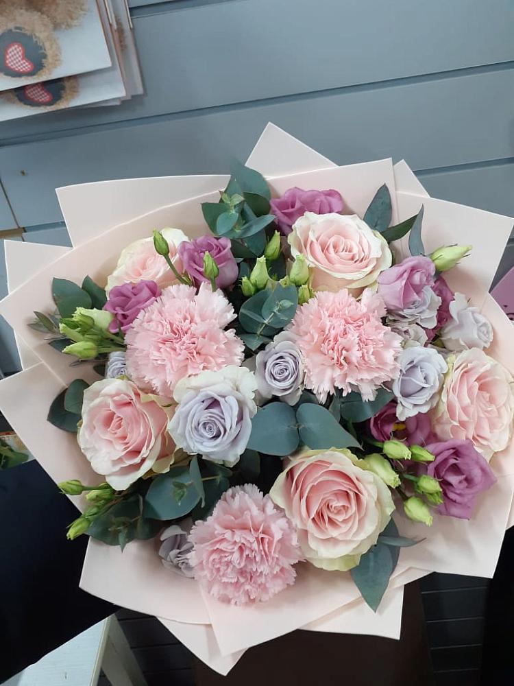 Букет цветов из: Розы, Гвоздики и Лизиантусы в Новохопёрский