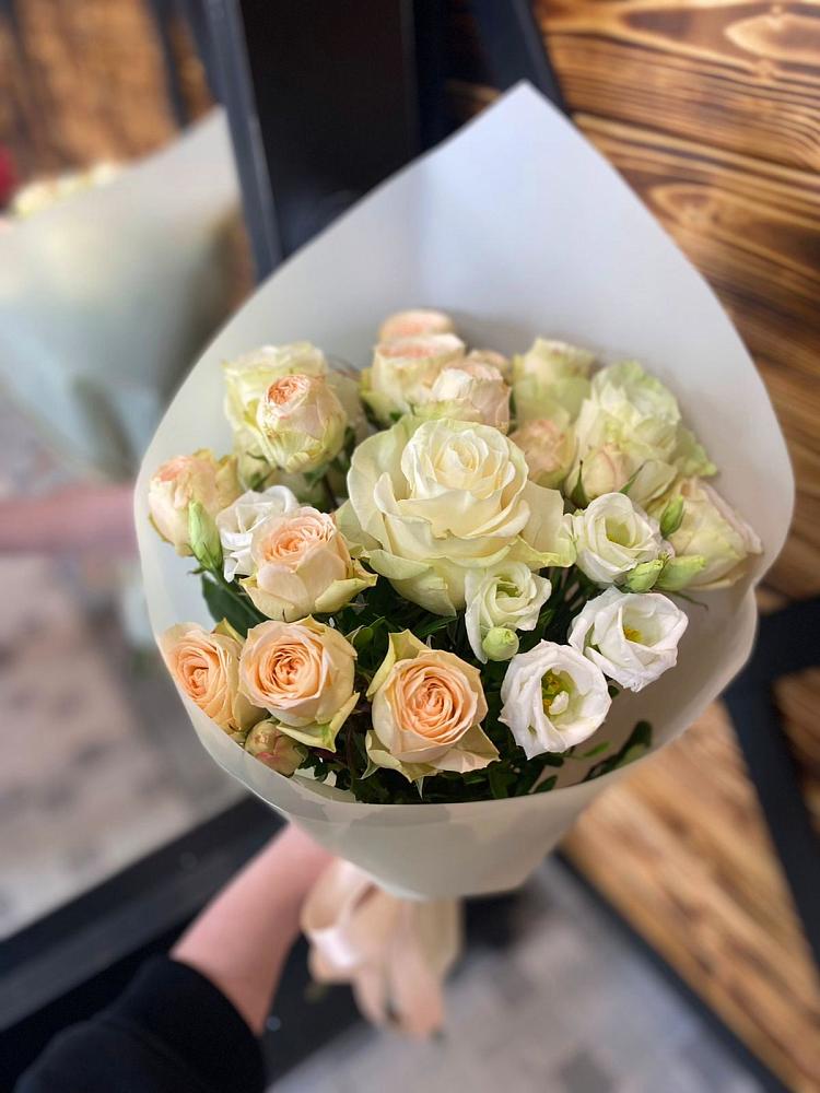 Букет цветов из: Розы и Лизиантусы в Новохопёрский